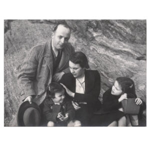 Black and white photo of Eva Hesse with her sister Helen, her father Wilhelm and her mother Ruth.