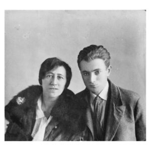 Black and white photo of Rudi Lesser (right) and his mother (left) (1919). Photographer not known.